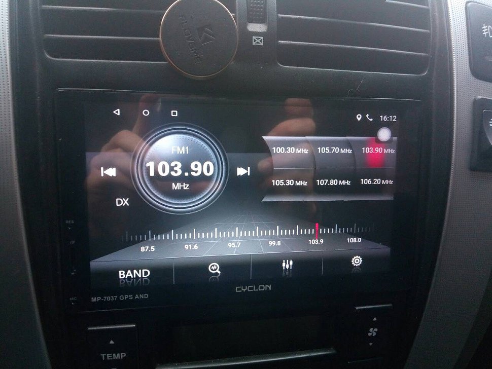 Проигрывание радио на Android-магнитоле с 7-дюймовым дисплеем Cyclon MP-7037 GPS AND установленной в Hyundai Tucson