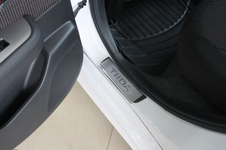 Накладки на пороги Nissan Tiida 2007+ BGT
